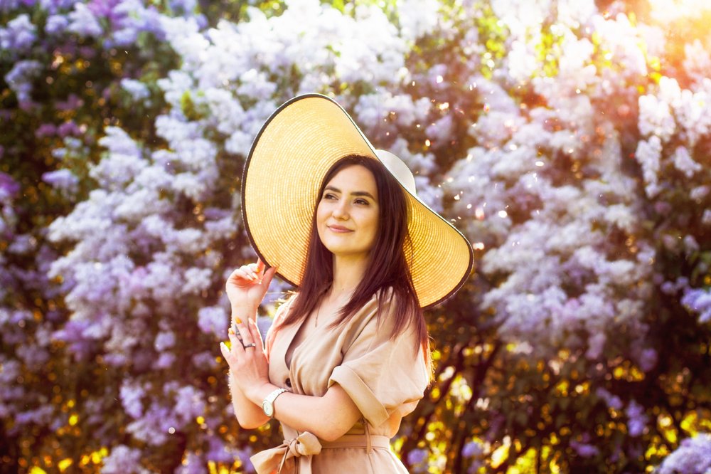 Девушка в сиреневом лесу