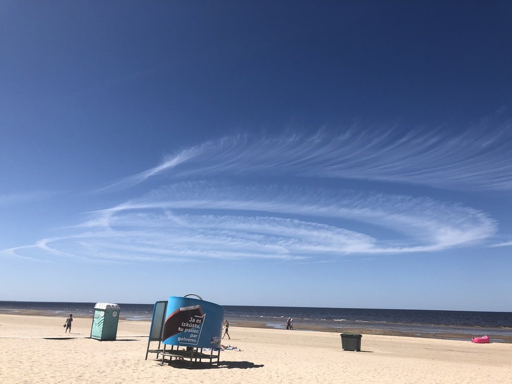 Кто то закрутил облака