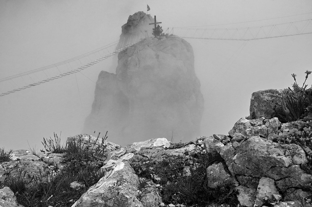 Туман на зубцах Ай-Петри