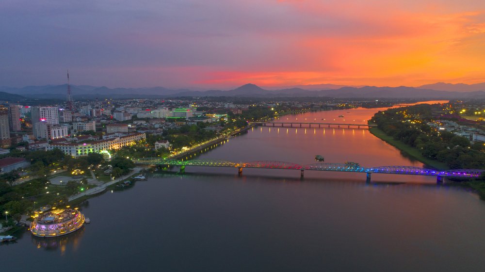 Hue city lights up