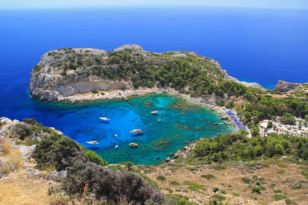 Бухта Anthony Quinn (Anthony Quinn Bay).