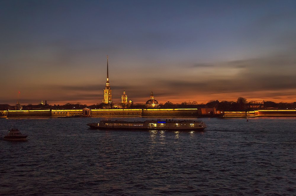 Нева. Петропавловская крепость.