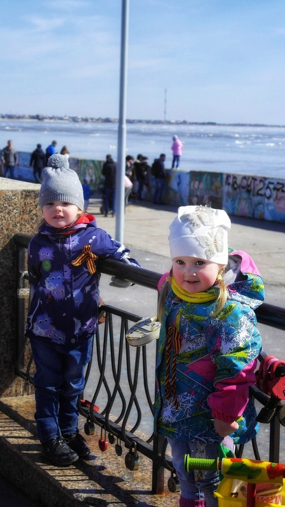 две сестренки