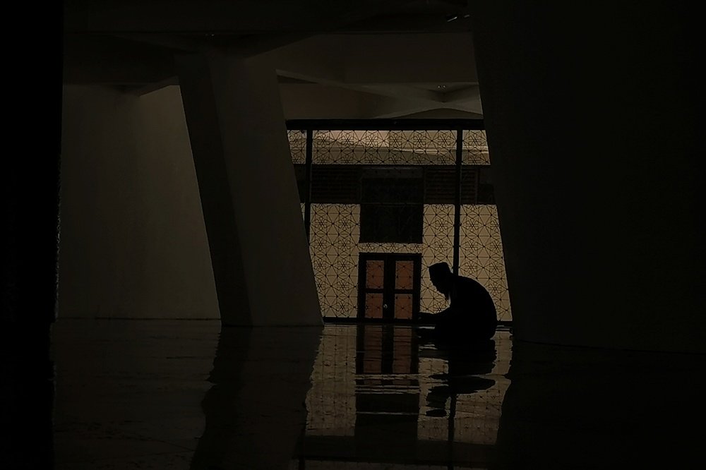 Man read Al quran on ramadhan months