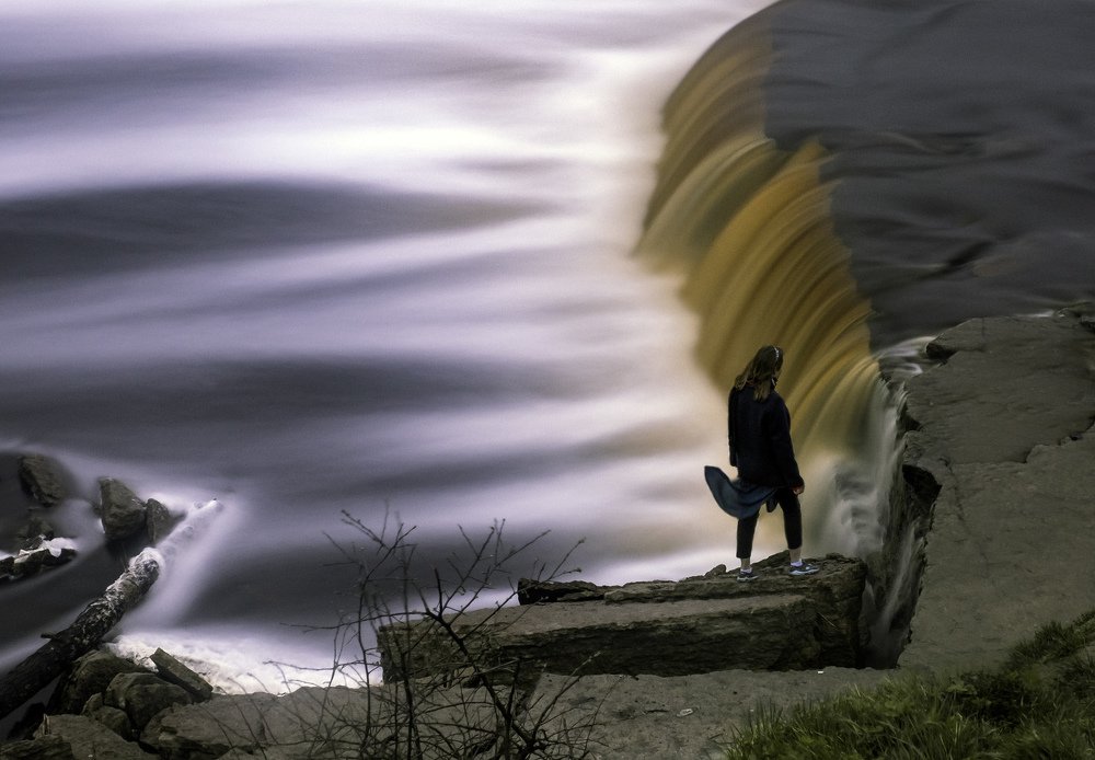 Девушка и водопад