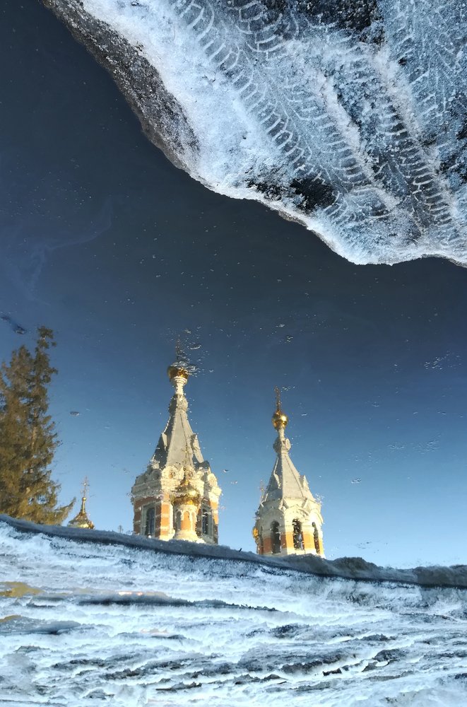 Церковь в отражении лужи