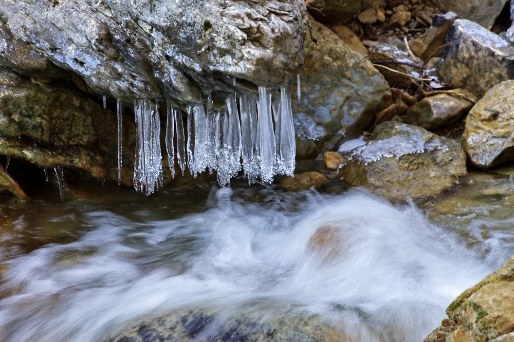 Весенний крымский водопад