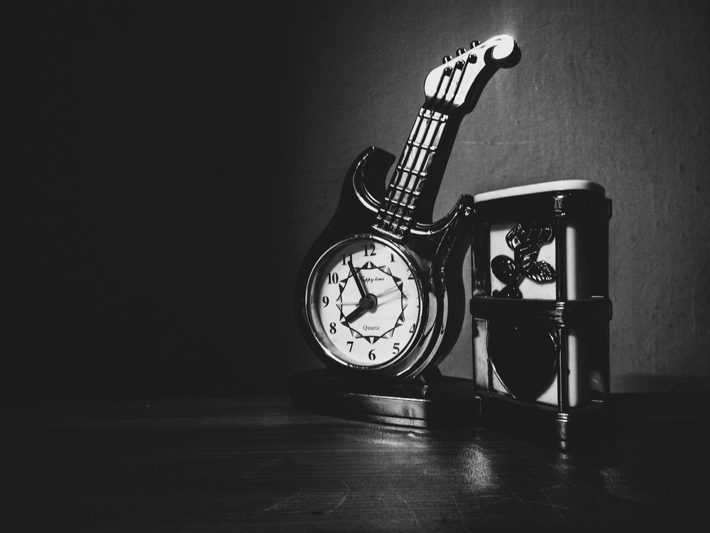 Table clock.