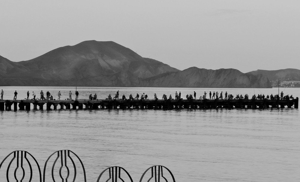 Рыбалки вечером на море. Коктебель.