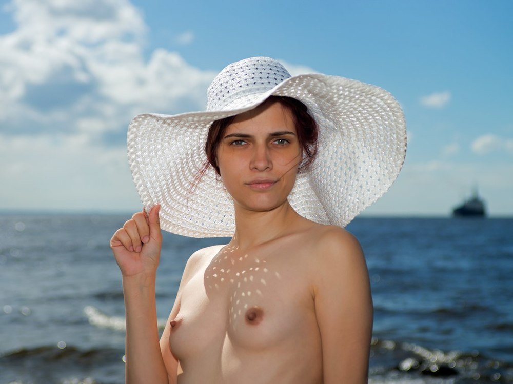 Белая шляпка и пароход