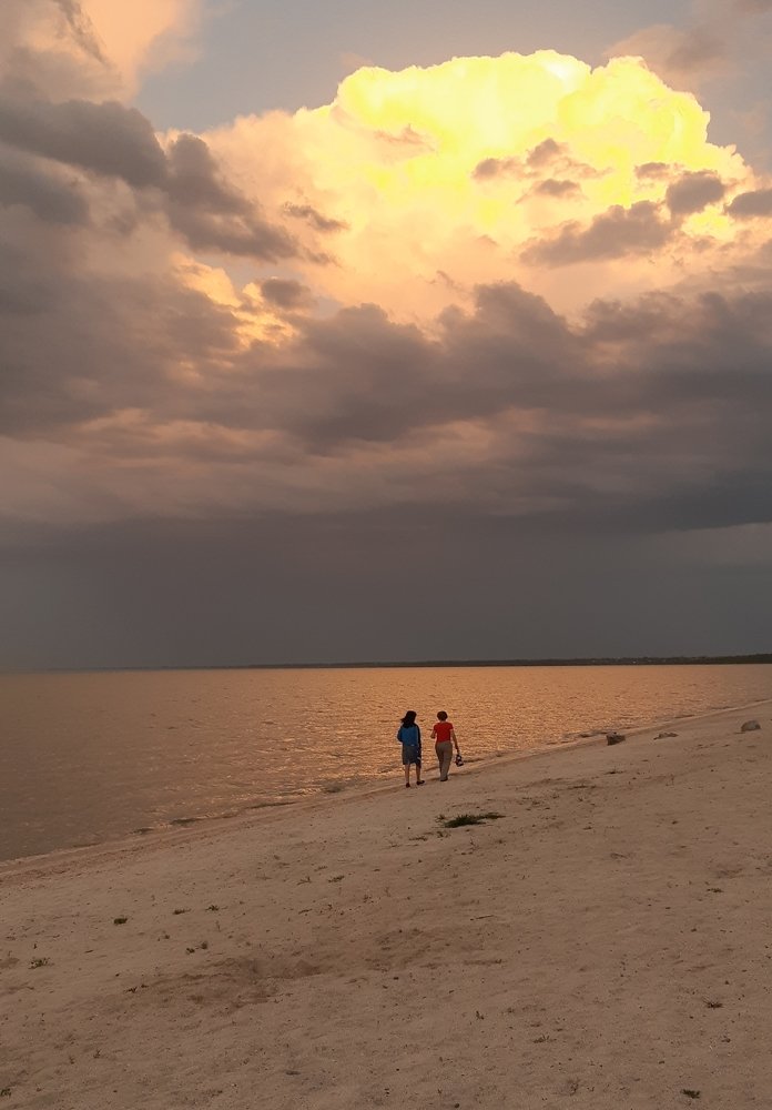 Прогулка по берегу моря на закате)