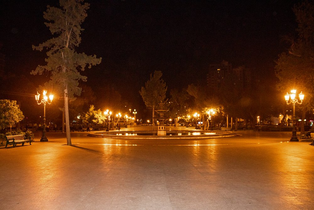 фонтан в ночном парке