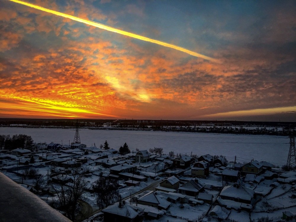 Закат над замёрзшей рекой