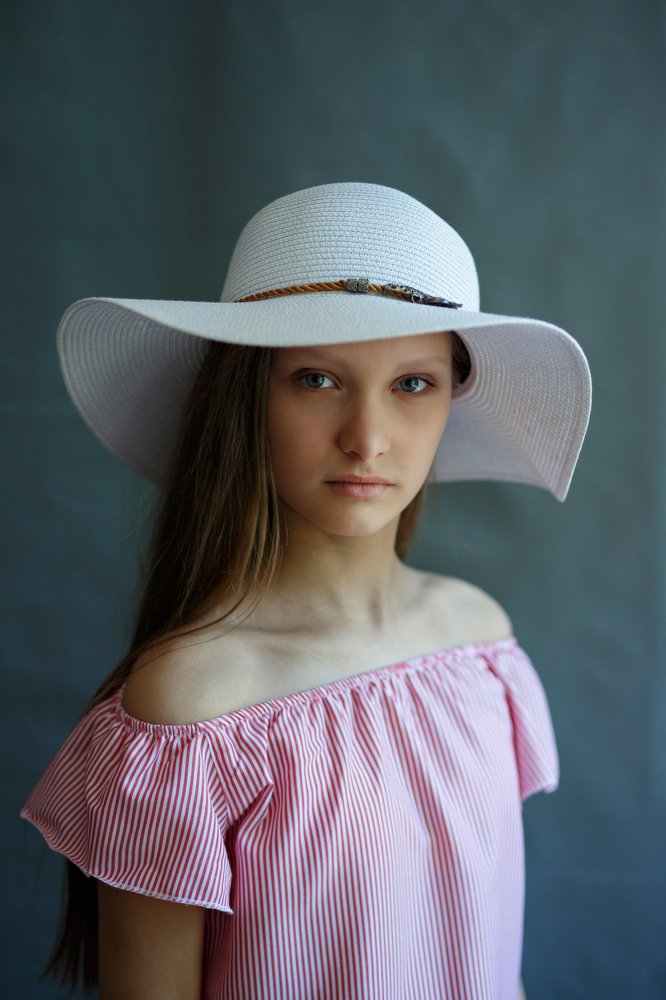 Дочь в шляпке