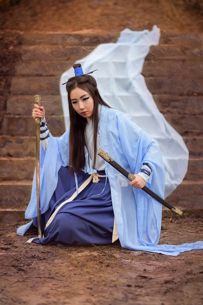 Девушка с мечом