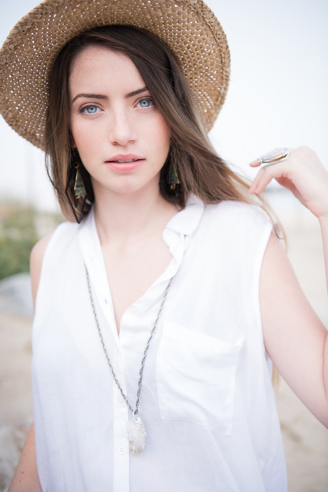 Девушка в соломенной шляпе