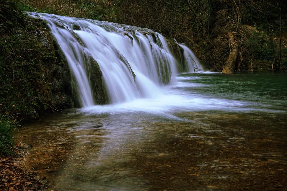 Водопад в Чинголи,регион Марке,Италия