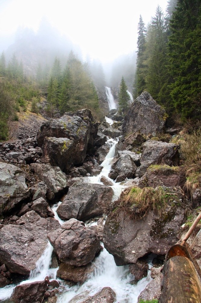 Водопад в скалах