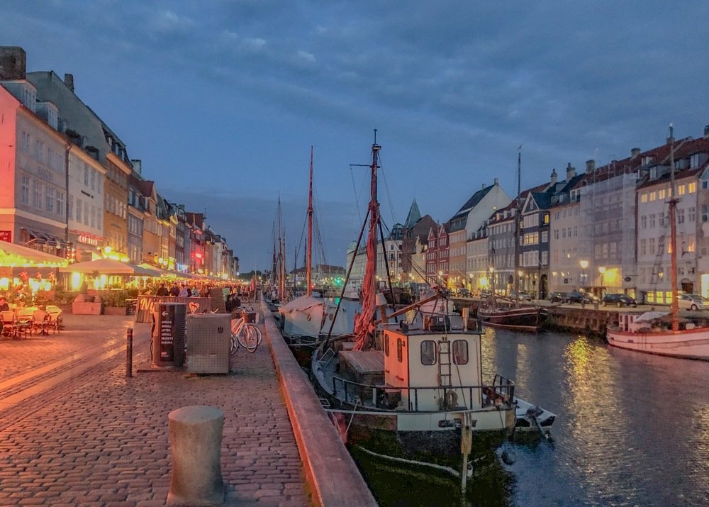 Night street of Nyhavn