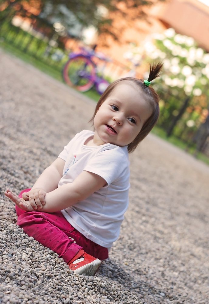 Ребенок на площадке:)