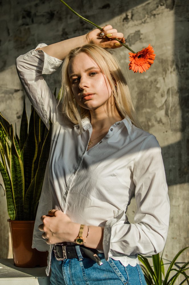 Девушка с цветком