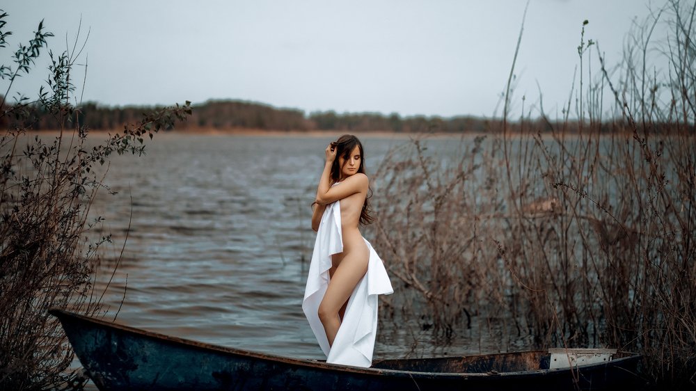 Девушка на берегу