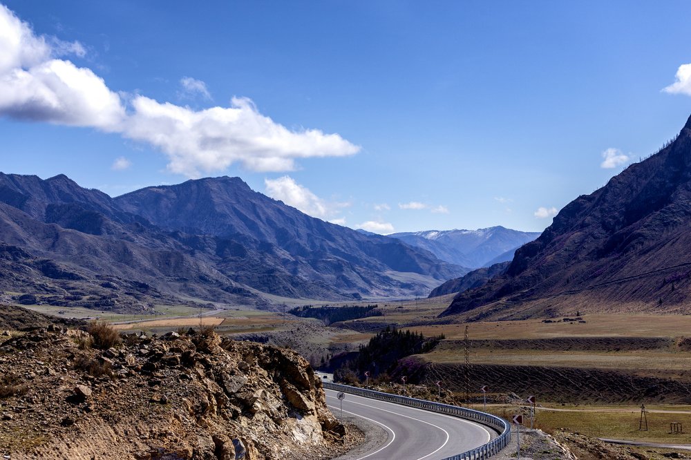 А дорога серою лентою вьется......