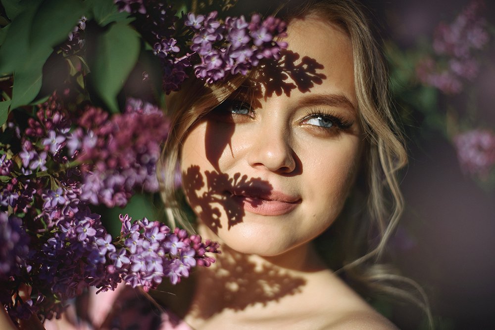 Девушка в сирени