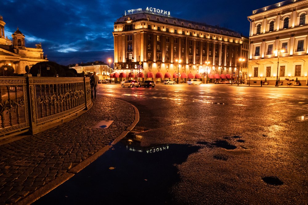Город живет морем цветных огней...
