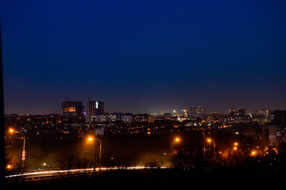 Огни города мерцали, разрезая темноту