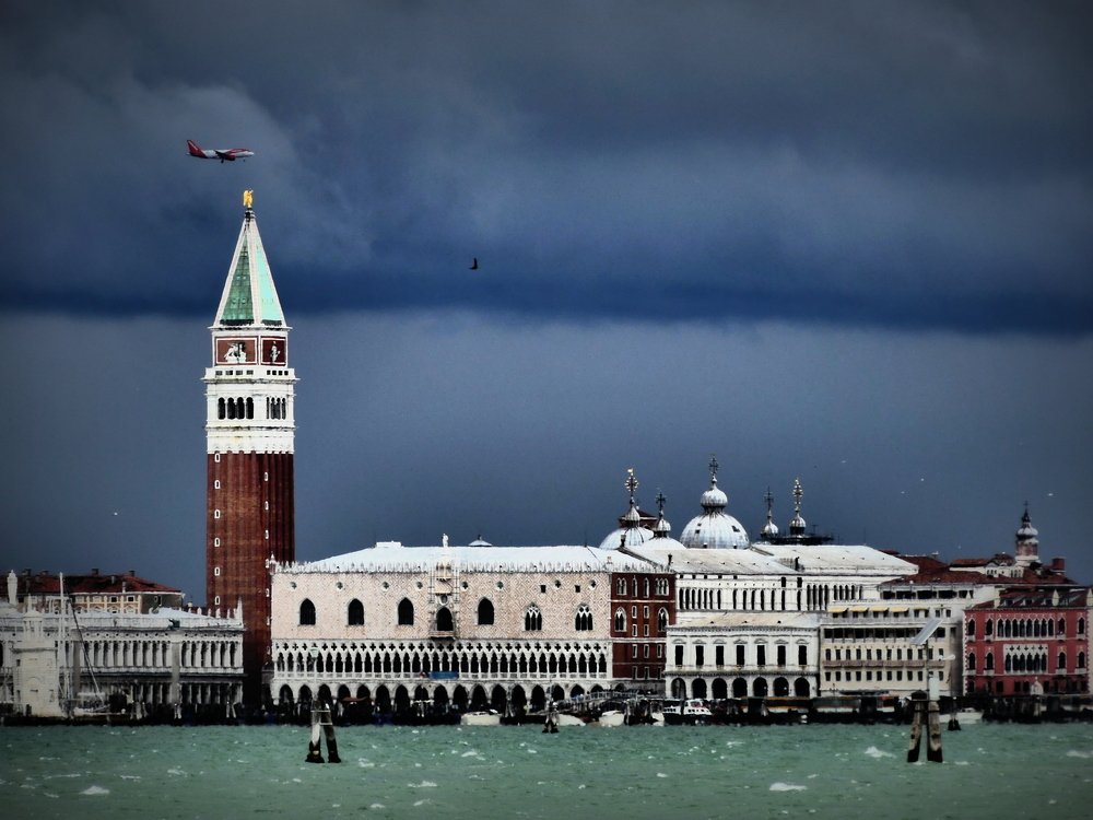 Cupi presagi sul palazzo più bello...