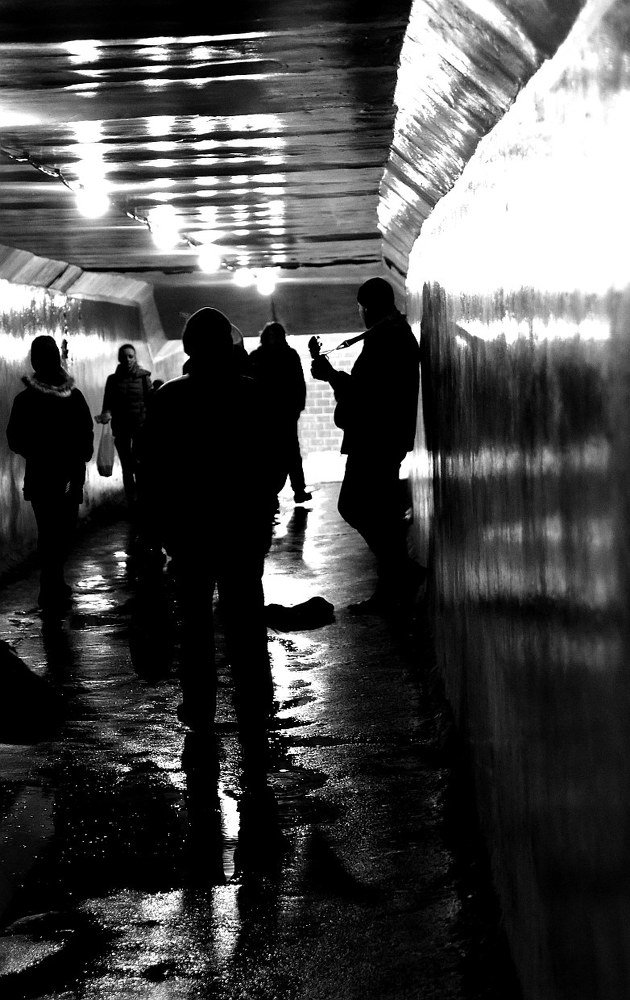 Между выходом и входом