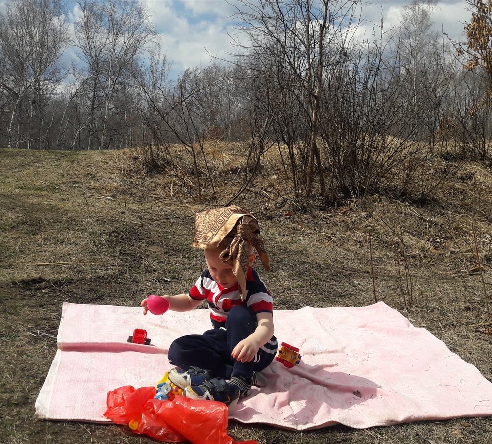 Спрятался от солнышка