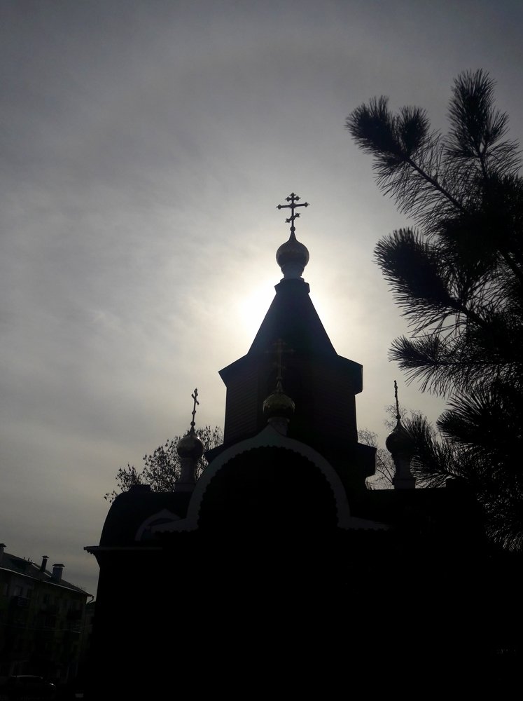 Храм в тени солнца