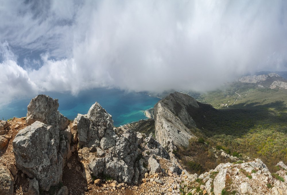 Цепляясь за вершины гор