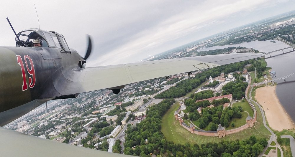 Штурмовик Ил-2 пролетает над Новгородским Кремлем