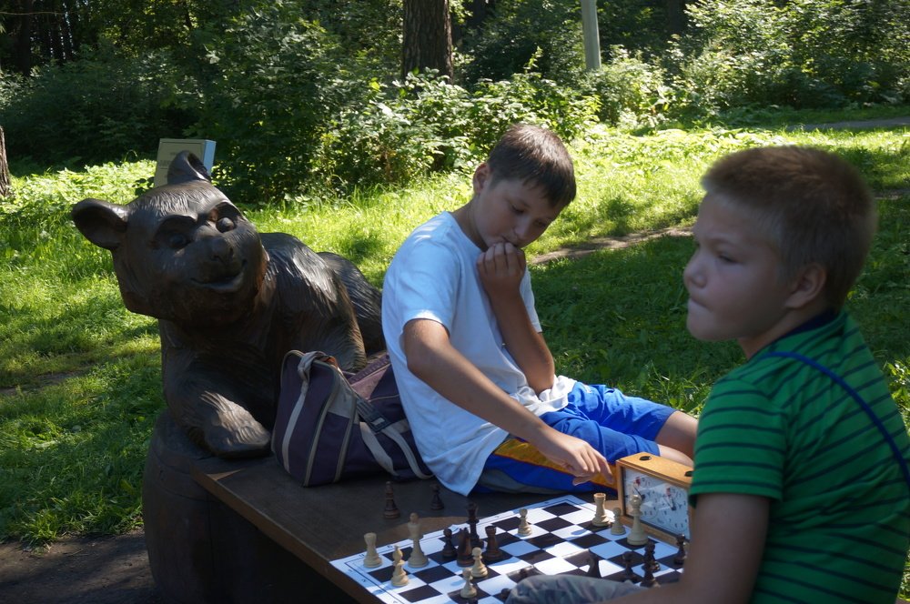 Научите играть младшего брата!