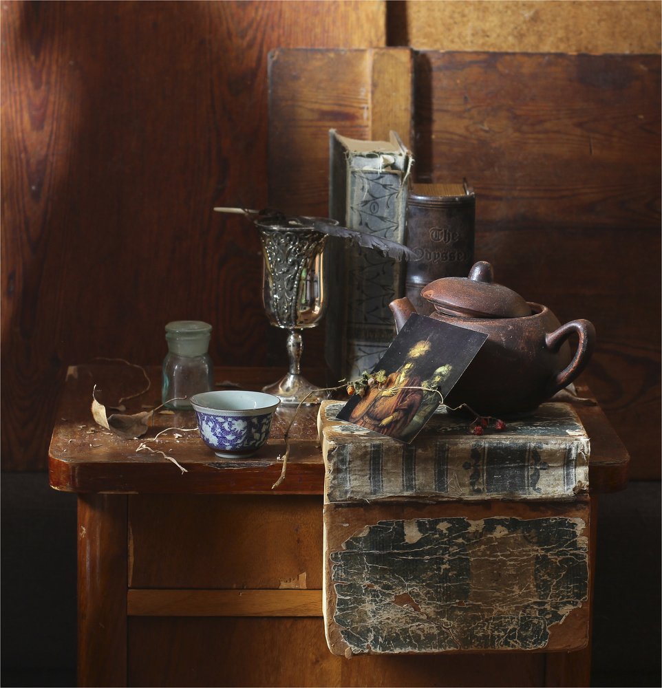 Натюрморт с открыткой и чайником