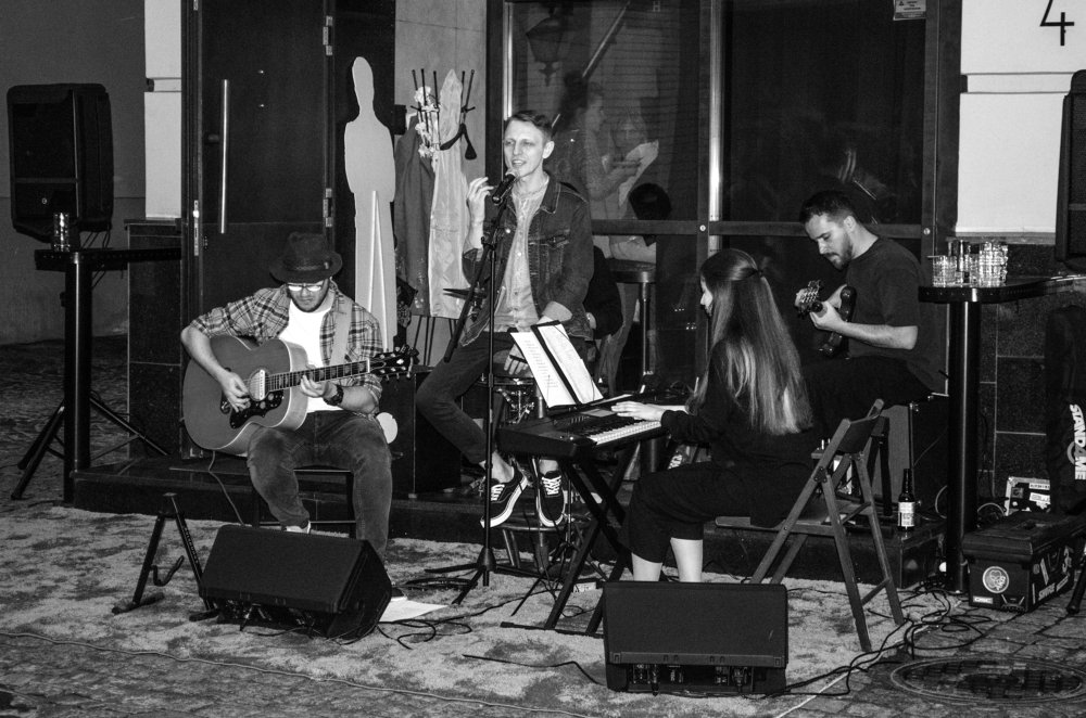 Уличный концерт. Группа "Cloudless"