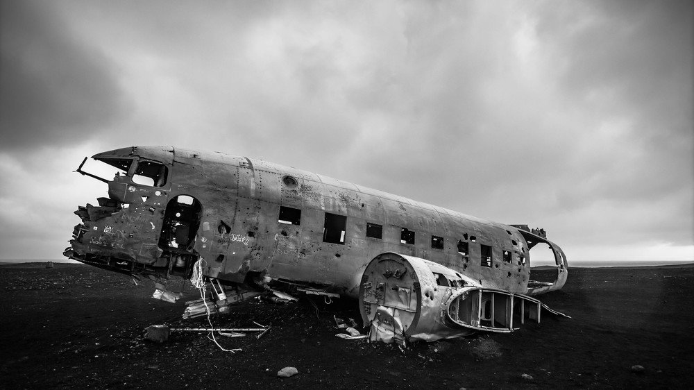 Разбившийся самолёт на вулканическом пляже Sólheimasandur в Исландии.