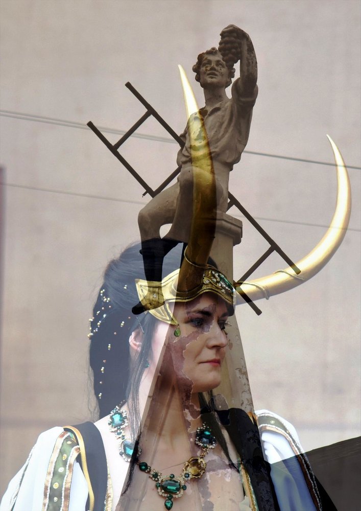 Do not sit on the woman's head / Не садитесь женщине на голову