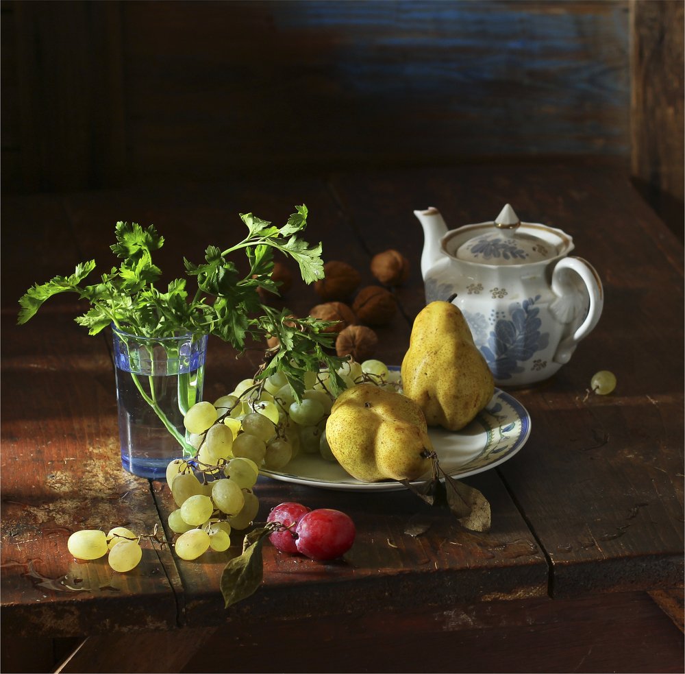 Натюрморт с красивой грушей.