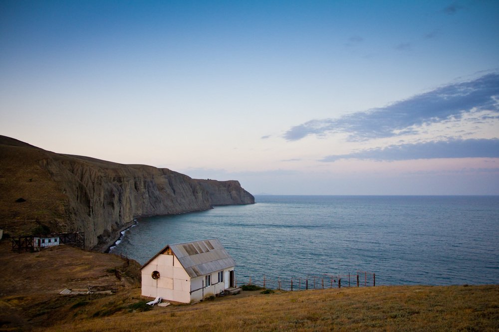 Одинокий домик на горе