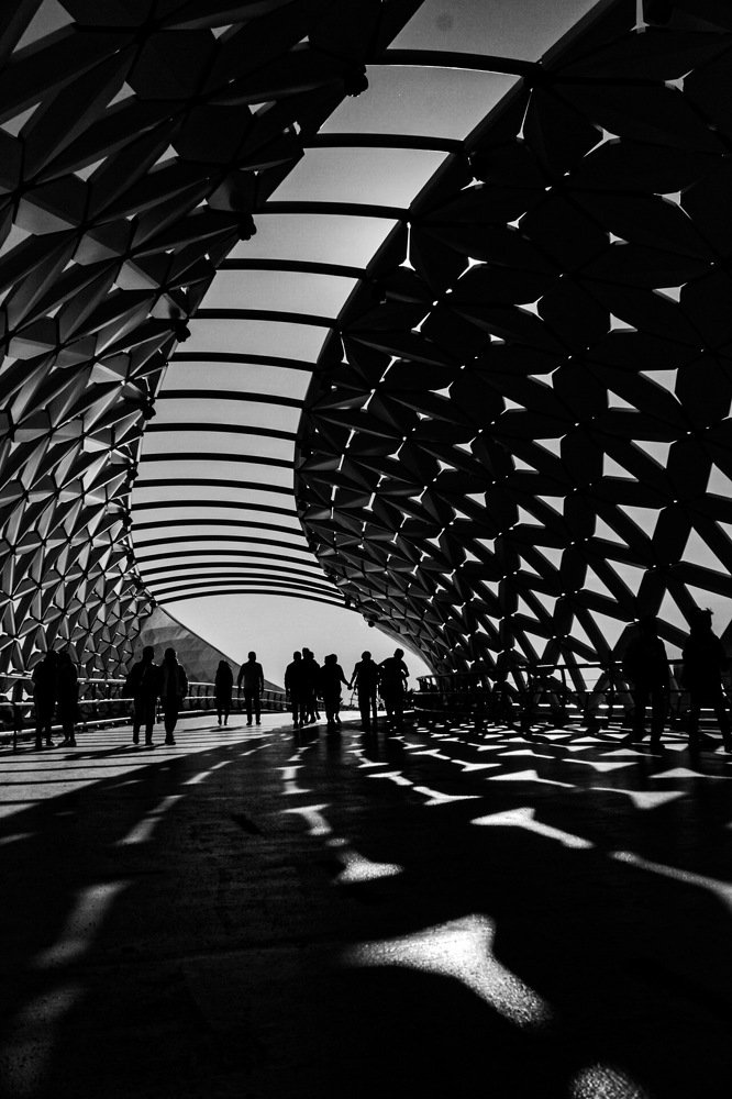 А люди ходят туда-сюда