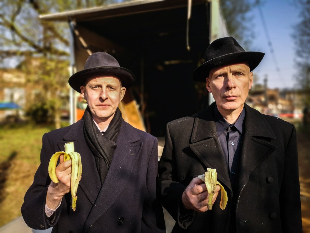 Who are these two?Why bananas?And what expresses their view?Кто эти двое?Почему с бананами?И что выражает их взгляд?