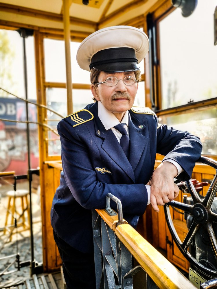 Here is a mystery.Who is the driver of the tram?Man or woman?Здесь есть загадка.Кем является водитель трамвая?Мужчина или женщина?