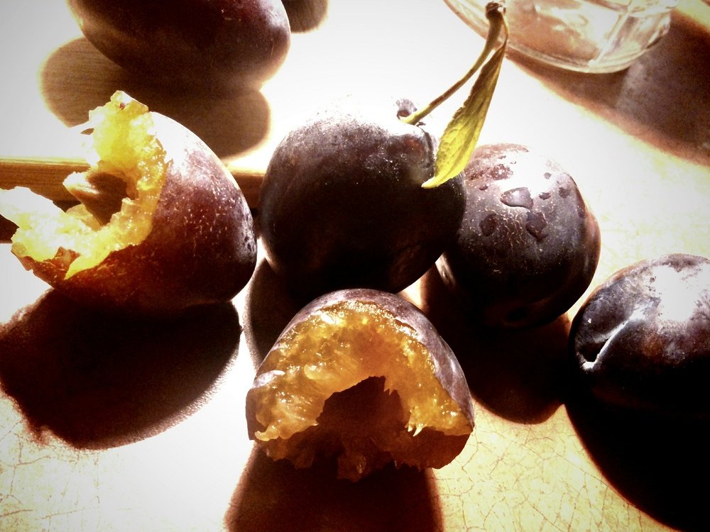 Поедание слив...