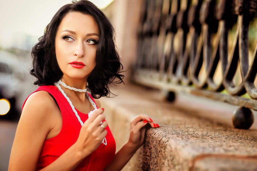 Женщина в красном