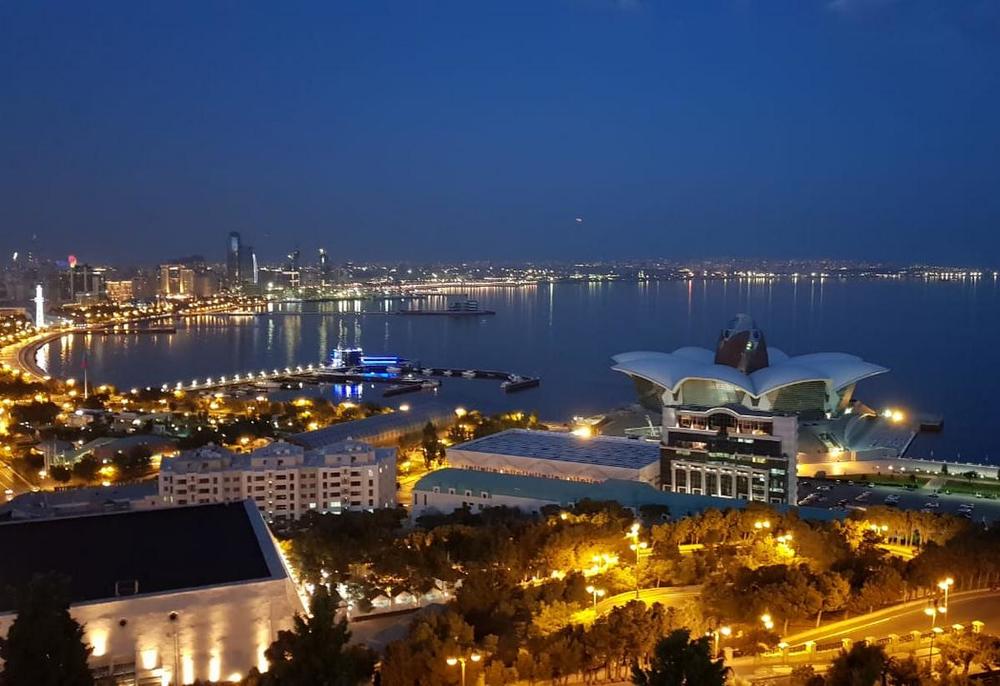 Ночной Баку