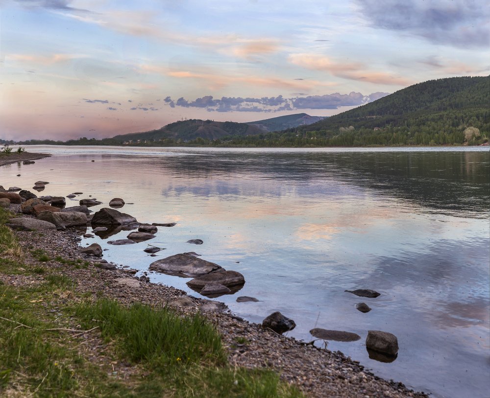 Река в закатных тонах.